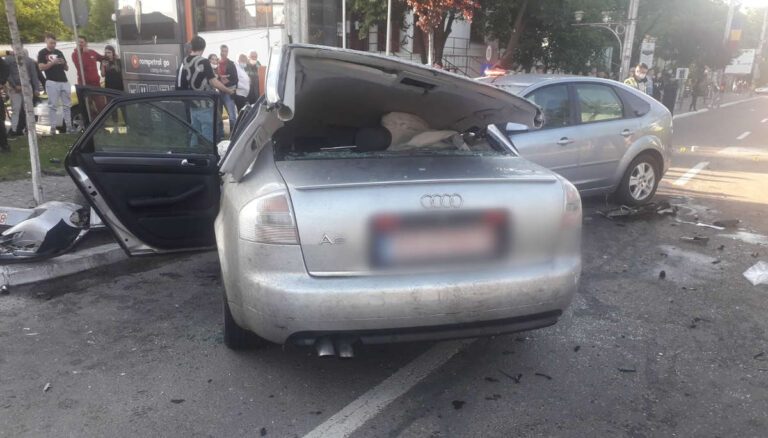 ȘTIRILE AMIEZII: Accident spectaculos în centrul Bârladului!