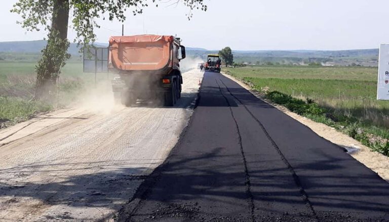 Primii kilometri de asfalt din drumul strategic spre comuna Bălteni, pe lotul II