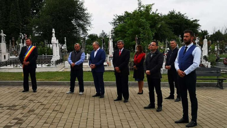 Ceremonial discret la Monumentul Eroilor, coroane din partea Primăriei Vaslui și a Consiliului Județean