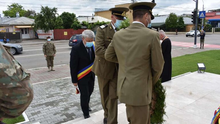 Primarul Boroș a depus coroane de flori la Cimitirul Eroilor din Bârlad
