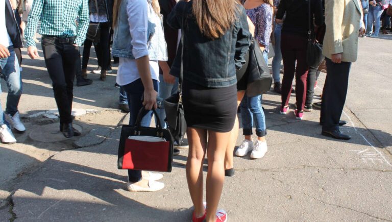 Elevii vasluieni vor fi verificați la intrarea în școli, cu termometre digitale