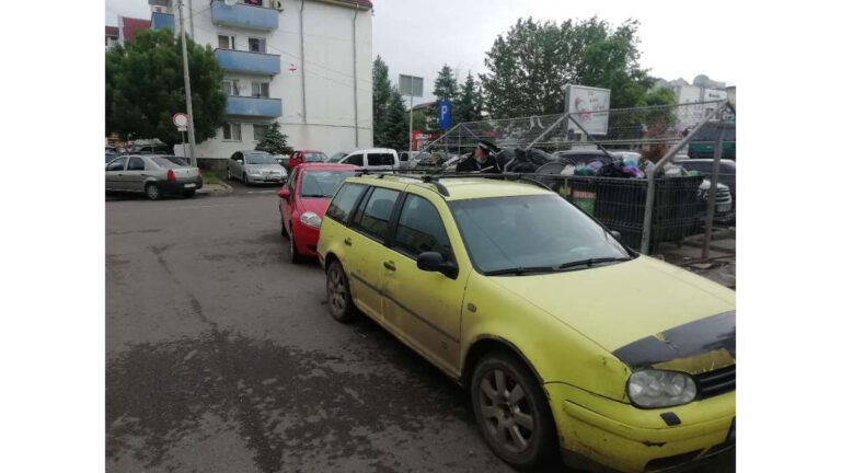 ȘTIRILE AMIEZII: „Ai parcat ca un bou”, varianta cu gunoiera!