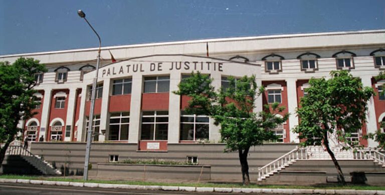 Jucau la păcănele online, au golit un card cu 16.000 de lei