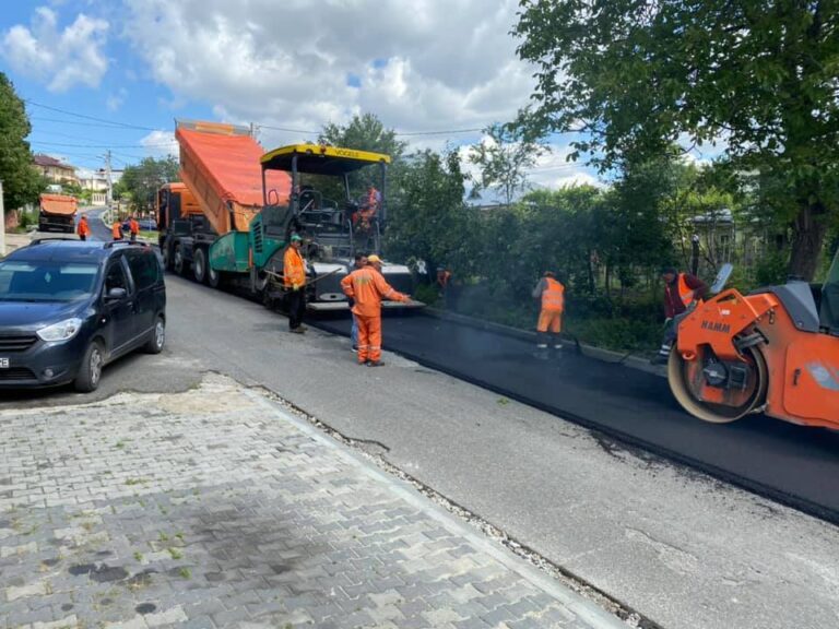 ȘTIRILE AMIEZII: A început în forță asfaltarea municipiului Bârlad!
