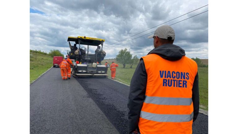 Viacons Rutier lucrează la un proiect de 10 km de asfalt în comuna Dimitrie Cantemir (GALERIE FOTO)