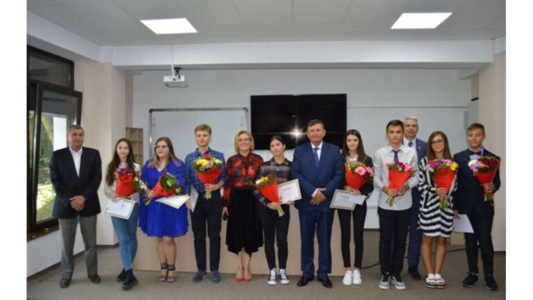 Compania Radical Grup Vaslui premiază elevii de 10 de la bacalaureat!