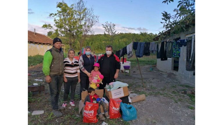 ÎNTINDEȚI O MÂNĂ DE AJUTOR! O familie cu patru suflete din Bleșca doarme cu pături în geamurile casei!