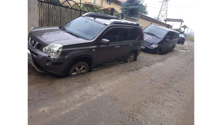 INCREDIBIL: Mașini îngropate în noroi, din cauza canalizării, la Vaslui! (FOTO)