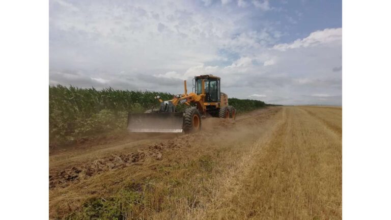 Drumurile distruse de ploi din Ștefan cel Mare, reparate cu autogrederul