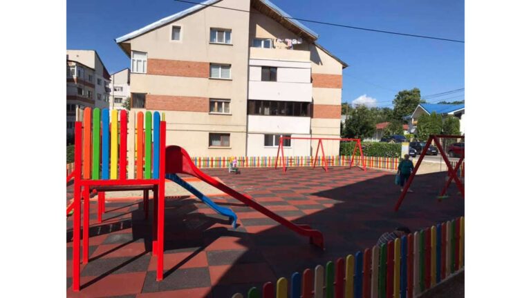 Un superb loc de joacă pentru copii, deschis la Huși. Vor mai fi încă 6 astfel de parcuri!