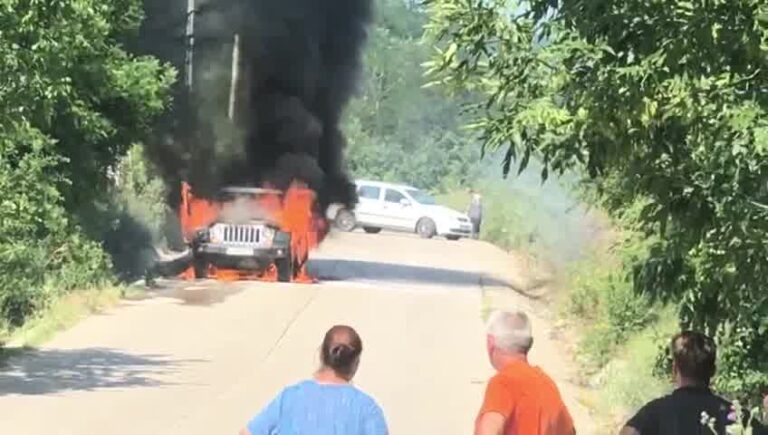 Mașină în flăcări la Costești (VIDEO)