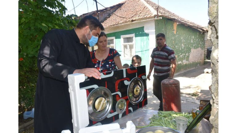 Un preot strânge fonduri pentru familiile sărace din Basarabia