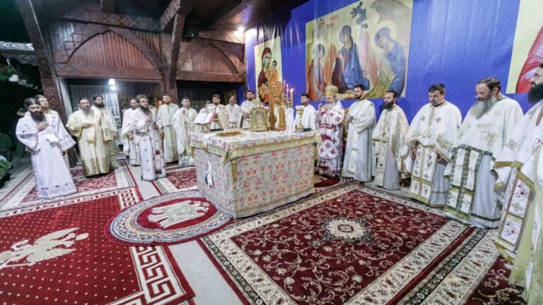 Preasfințitul Ignatie a tuns în monahism 13 călugări de la mănăstirea Bujoreni: „Te rogi pentru lumea întreagă”