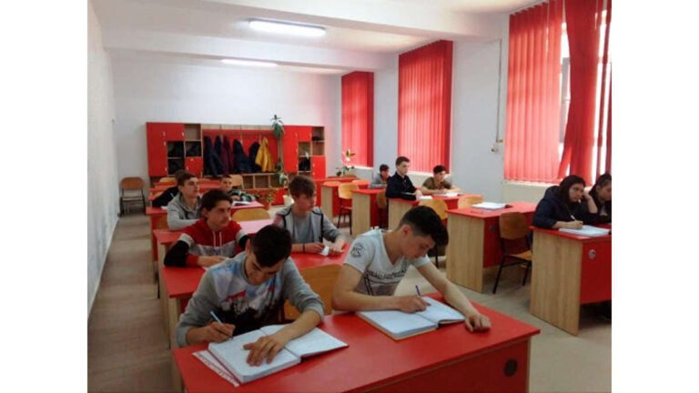 Doar elevii din clasele 0-IV, cei din clasele a VIII-a și a XII-a vor merge la școală, zilnic!