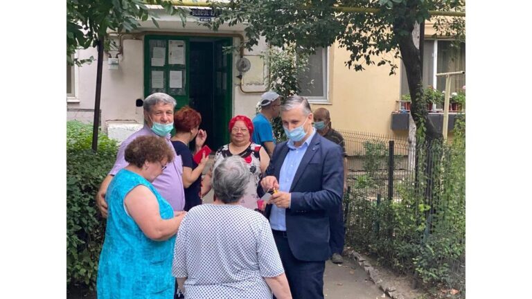 Liberalul Arcăleanu, în discuții cu cetățenii Bârladului: „Niciun drum fără asfalt!”