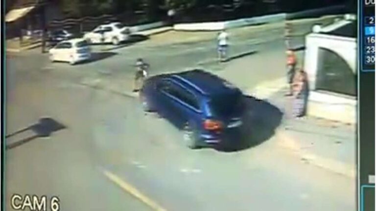FILMARE REVOLTĂTOARE! Țiganii din Murgeni aruncă cu pietre, în spatele mașinii de Poliție! (VIDEO)