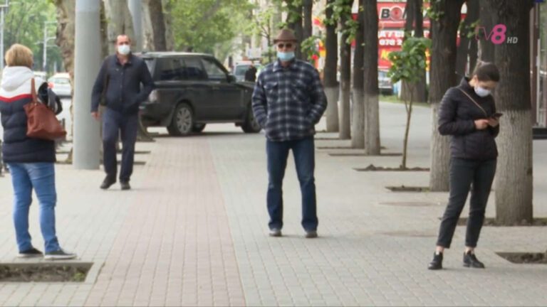 De astăzi, masca este obligatorie și pe stradă. Decizia, la mâna Comitetelor Județene pentru Situații de Urgență!