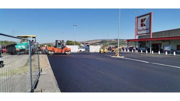 Mare minune: se asfaltează la Kaufland!