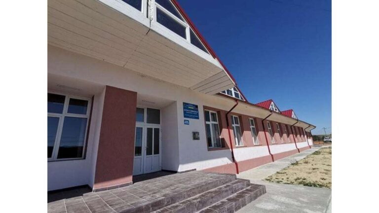 Copiii din Fâstâci au, de astăzi, propria școală! După 14 ani de scandaluri!