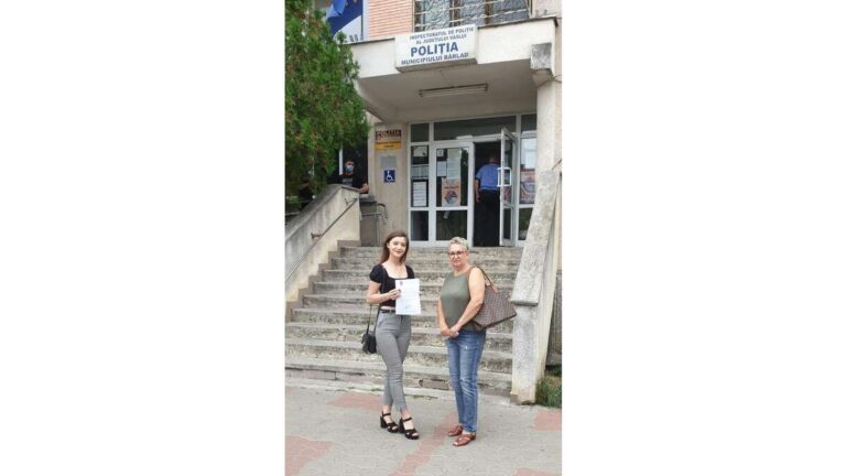 Ea este o tânără de toată isprava, din Bârlad! A găsit un portmoneu și l-a predat la Poliție!
