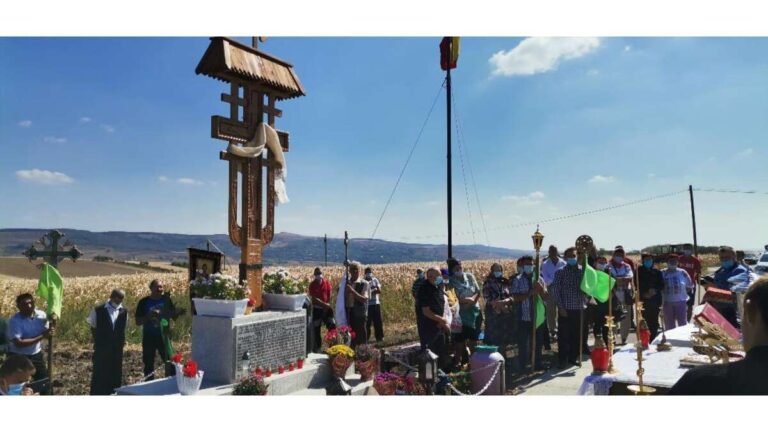 Troița de la răscrucea a trei sate, în comuna Zăpodeni. Ieri a fost sfințită!