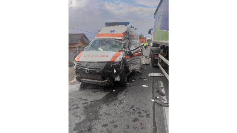 Actualizare 4 – Galerie FOTO: Accident grav la Muntenii de Jos! Un Tir a spulberat o ambulanță!