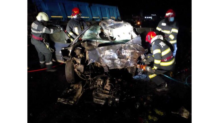 Un tânăr de 22 de ani a murit într-un groaznic accident rutier, la Văleni (FOTO)