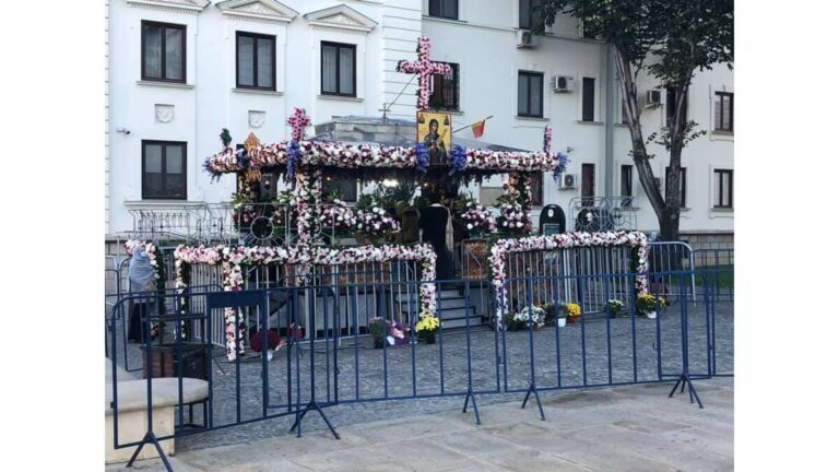 Vasluienii protestează: „La Iași, ni s-a blocat accesul la Cuvioasă, iar la București pelerinajul este liber?”