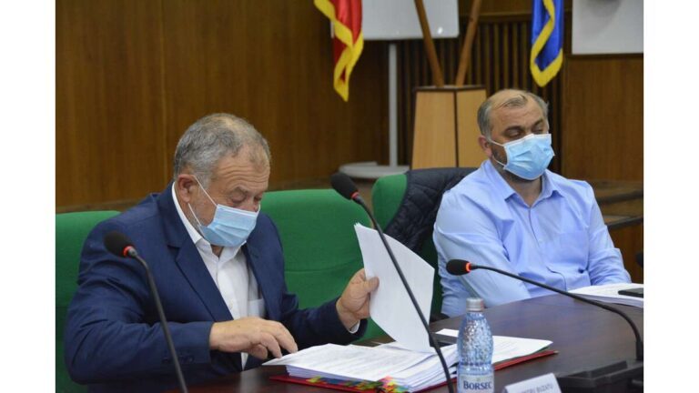 Ce surpriză! Buzatu a apărut cu mască, la ultima ședință de Consiliu Județean!