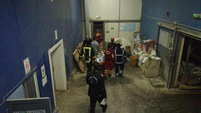 Foto-Video; Actualizare 20:22; Tânărul de 23 de ani, căzut într-un siloz FNC, la Roșiești Gară, a murit!