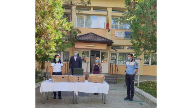 Polițiștii vasluieni, cu sacul plin de laptopuri, la Negrești