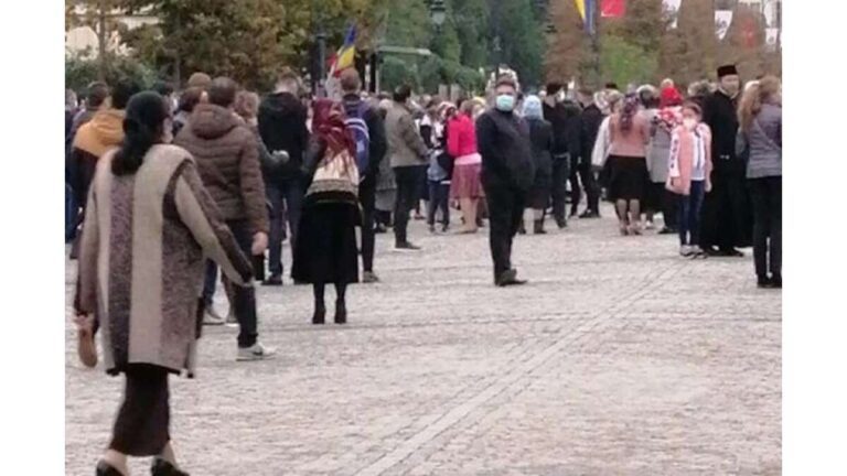 Au apărut primele proteste, la Iași. Nu blocați accesul pelerinilor la Cuvioasă!