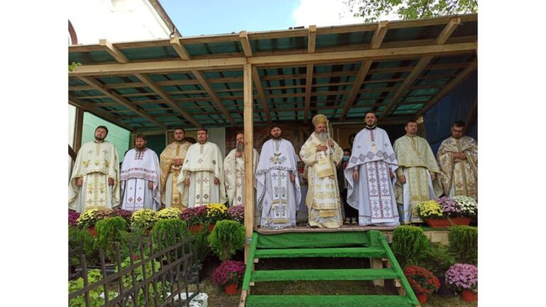 PS Ignatie, Episcopul Hușilor, în fața creștinilor din satul Crâng: „Când păcătuim este ca și cum am arunca noroi pe rochia unei mirese, la nuntă”