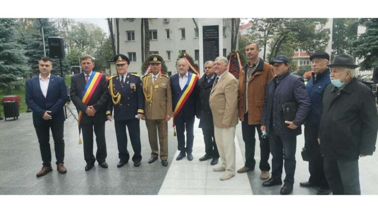 Depunere de coroane la Monumentul Eroilor, din Vaslui! Buzatu a venit cu tricolorul de președinte CJ, în premiera!