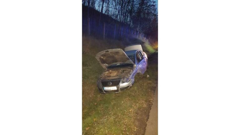 Accident spectaculos la „Mărul de Aur”! O mașină a ajuns în șanț!