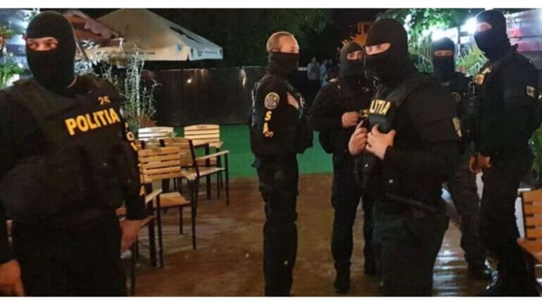 Un bufet din Todirești, luat cu asalt de mascați, sâmbătă noaptea! 25 de petrecăreți au fost amendați!