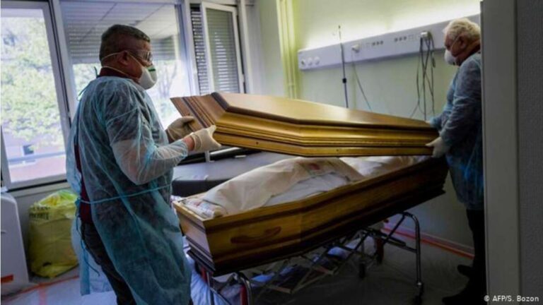 Caz uluitor la Gârceni! Polițiștii au spart sicriul și au luat cadavrul unei bătrâne de 98 de ani!
