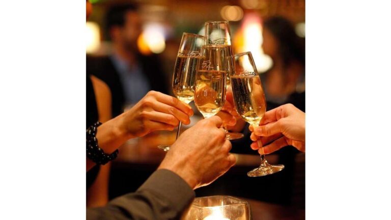 Autoritățile vă avertizează: „De Crăciun și Revelion, petreceți singuri!”. Altfel, riscați să îmbolnăviți și prietenii!