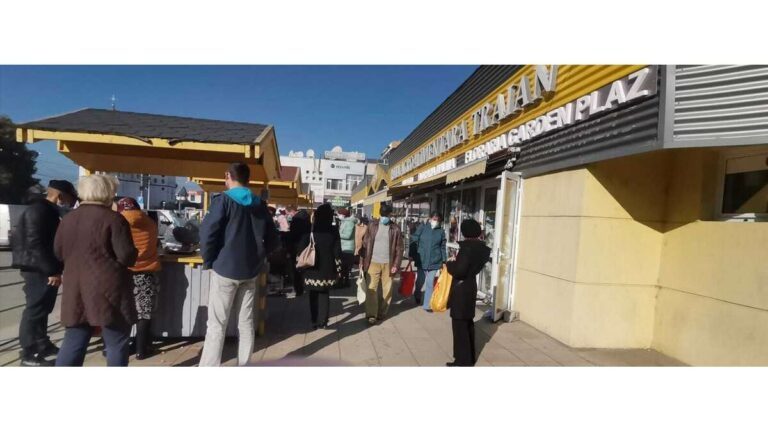 Tensiune maximă ACUM în cele două piețe din Vaslui! Comercianții fac scandal!