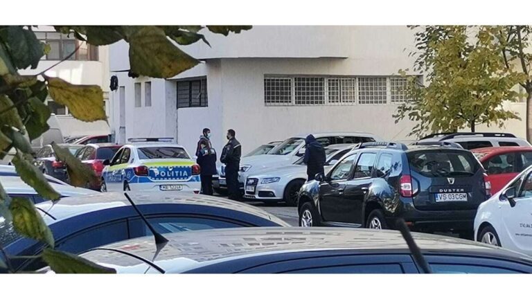 VIDEO REVOLTĂTOR! Polițiștii vasluieni au încătușat un tânăr care fuma!