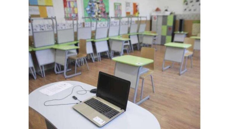 Peste 60.000 de elevi vasluieni trec la cursuri online! Profesorii au ajuns bătaia de joc a elevilor!