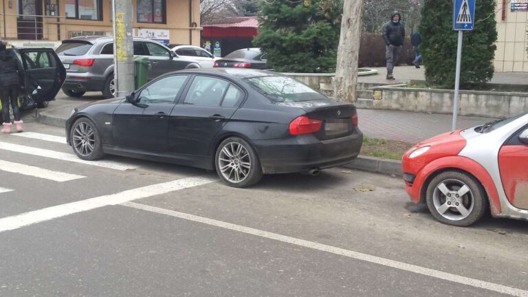 VASLUIANUL Zilei: Un vasluian cu BMW, șmecher mare! A parcat pe trecerea de pietoni!