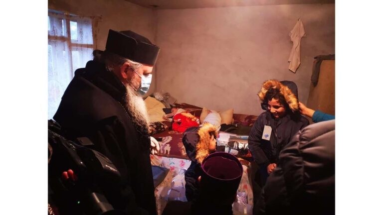 Caravana „Dar de Crăciun” a ajuns la final! Preoții de la Episcopia Hușilor au făcut fericiți mii de copii vasluieni!