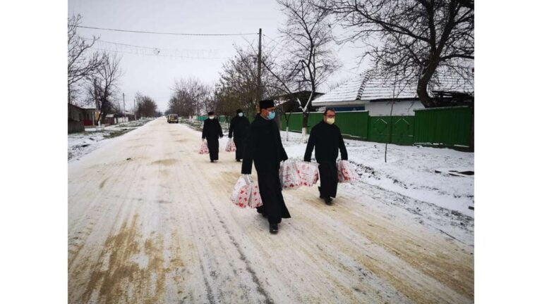 Au umblat prin frig și zăpadă cu plasele încărcate de cadouri! Ei sunt ajutoarele lui Moș Crăciun, anul acesta!