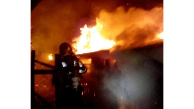 O casa din Tăcuta a fost mistuita de flacari!