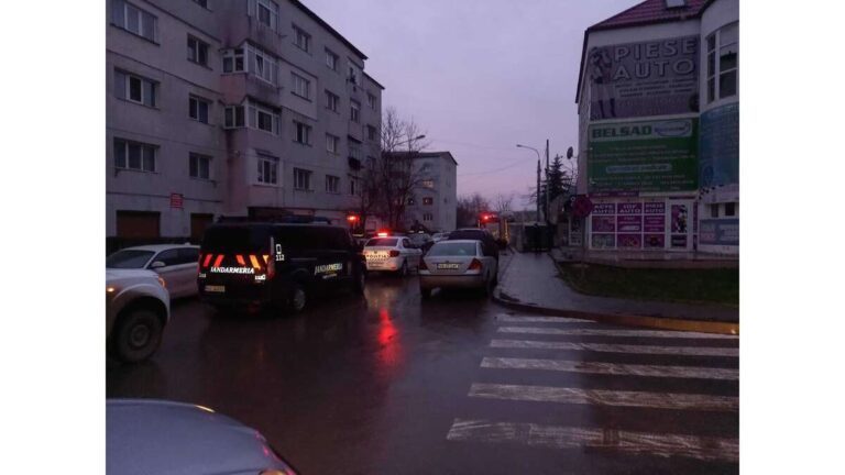 Incendiu violent într-un bloc din Vaslui! Nu sunt victime!