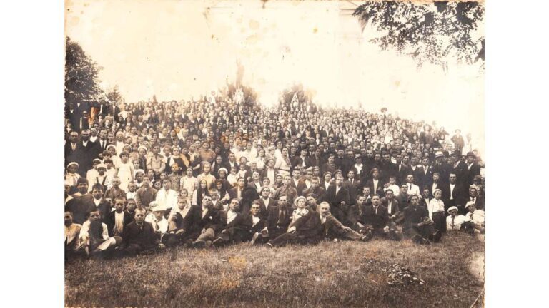 O fotografie uluitoare, de acum peste 80 de ani! Un sat întreg s-a pozat în fața bisericii!