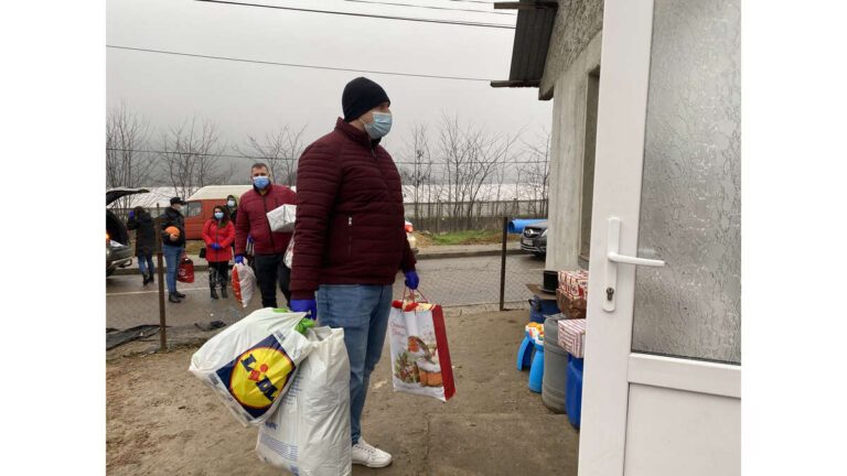 Dar de Crăciun! Polițiștii hușeni, aproape de Dayana Nicoleta Rebeka și de familia ei!