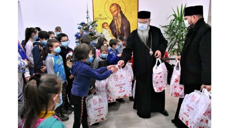 Moș Crăciun a ajuns la Ghermănești și Boțești! Zeci de copii au primit cadouri de la Episcopul Hușilor!