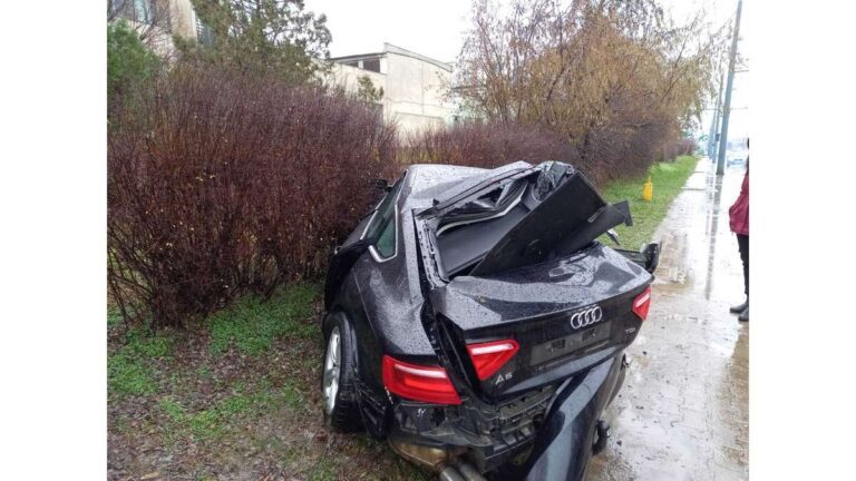 ACUM Un Audi a fost distrus complet, la Vaslui! Imagini îngrozitoare de la locul accidentului!